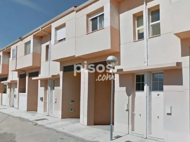 Chalet pareado en venta en Calle Zamora, Monfarracinos de 100.500 €
